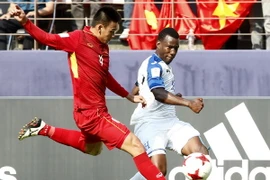 Pha tranh bóng giữa cầu thủ U20 Honduras Darixon Vuelto (phải) và cầu thủ U20 Việt Nam Hồ Tấn Tài (trái) trong trận đấu. (Nguồn: EPA/TTXVN)