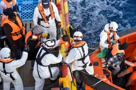 Lực lượng cứu hộ giải cứu người di cư trên Địa Trung Hải. (Nguồn: AFP/TTXVN)