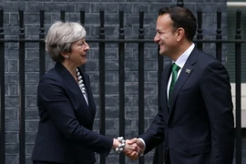 Thủ tướng Anh Theresa May (trái) và Thủ tướng Ireland Leo Varadkar trong cuộc gặp tại thủ đô London (Anh) ngày 25/9. (Nguồn: AFP/TTXVN)