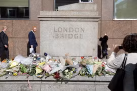 Đặt hoa tưởng niệm các nạn nhân vụ tấn công khủng bố tại Cầu London. (Nguồn: AFP/TTXVN)