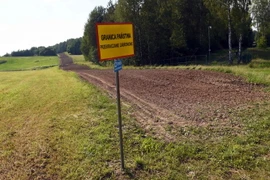 Mốc biên giới giữa khu vực Zerdziny, miền bắc Ba Lan với Litva và khu vực Kaliningrad của Nga. (Nguồn: AFP/TTXVN)