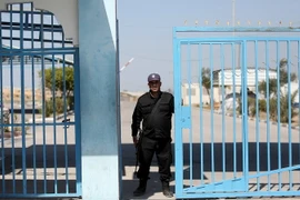 Lực lượng vũ trang Hamas gác tại cửa khẩu Erez gần thị trấn Beit Hanun ở Dải Gaza ngày 26/3. (Nguồn: EPA/TTXVN)