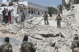 Hiện trường một vụ đánh bom ở Mogadishu. (Nguồn: EPA/TTXVN)