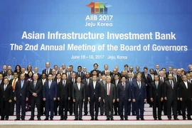 Các đại biểu chụp ảnh chung tại Hội nghị thường niên AIIB, Jeju, ngày 16/6. (Nguồn: EPA/TTXVN)