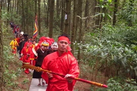 Quang cảnh đoàn rước lên núi Ngũ Nhạc. (Ảnh: Mạnh Minh/TTXVN)