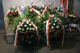  Mộ cố Tổng thống Lech Kaczynski và vợ của ông tại hầm mộ của lâu đài Wawel ở Krakow, Ba Lan ngày 12/10/2016. (Nguồn: EPA/TTXVN)