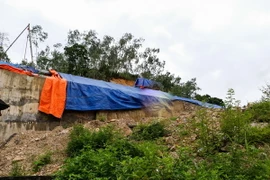 Xung quanh chân kè xuất hiện nhiều vị trí sạt lở. (Ảnh: Trung Nguyên/TTXVN)