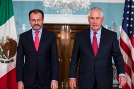 Ngoại trưởng Mỹ Rex Tillerson (phải) và Ngoại trưởng Mexico Luis Videgaray (trái) trong cuộc gặp ở Washington, DC ngày 30/8. (Nguồn: EPA/TTXVN)