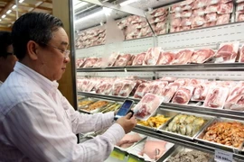 Người tiêu dùng mua thịt lợn tại Siêu thị Co.op mart Foodcosa, Gò Vấp, TP. Hồ Chí Minh. (Ảnh: Thanh Vũ/TTXVN)