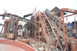 Phương tiện khai thác, vận chuyển cát trái phép bị lực lượng chức năng bắt giữ. (Ảnh: TTXVN)