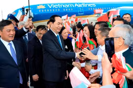Cán bộ, nhân viên Đại sứ quán Việt Nam và đại diện cộng đồng người Việt Nam tại Cộng hoà Belarus đón Chủ tịch nước Trần Đại Quang và Phu nhân tại sân bay Quốc tế Minsk. (Ảnh: Nhan Sáng/TTXVN)