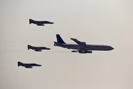 Các máy bay chiến đấu F-4 Phantom của Iran (phía sau) tại Triển lãm hàng không Iran diễn ra ở Kish. (Nguồn: AFP/TTXVN)