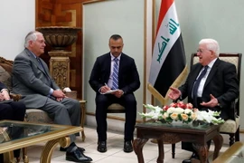 Ngoại trưởng Mỹ Rex Tillerson (trái) và Tổng thống Iraq Fuad Massum (phải) tại cuộc gặp ở Baghdad ngày 23/10. (Nguồn: AFP/TTXVN)