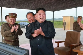 Nhà lãnh đạo Kim Jong-Un (phải) kiểm tra vụ phóng tên lửa Hwasong-12 ngày 16/9. (Nguồn: AFP/TTXVN)
