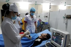 Cấp cứu bệnh nhân bị ngộ độc. Ảnh minh họa. (Nguồn: TTXVN)