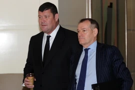 Nghị sỹ John Alexander (phải) tới dự một cuộc họp tại Melbourne, Australia ngày 26/10. (Nguồn: AFP/TTXVN)