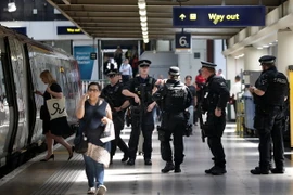 Cảnh sát đặc nhiệm Anh tuần tra tại sân ga khi chuyến tàu tới nhà ga Euston ở London ngày 29/5. (Nguồn: AFP/TTXVN)
