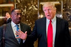  Tổng thống đắc cử Mỹ Donald Trump (phải) trả lời báo giới tại Tòa tháp Trump ở New York, Mỹ, ngày 13/1/2017. (Nguồn: EPA/TTXVN)