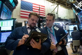 Các giao dịch viên tại sàn chứng khoán New York. (Nguồn: AFP/TTXVN)