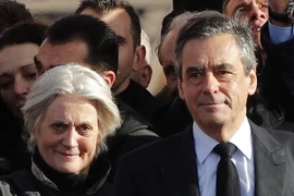 Vợ chồng ứng cử viên tổng thống Francois Fillon. (Nguồn: AP)