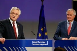 Trưởng đoàn đàm phán Brexit của Anh David Davis (trái) và Trưởng đoàn đàm phán Brexit của EU Michel Barnier (phải) trong cuộc họp báo tại Brussels (Bỉ) ngày 10/11. (Nguồn: THX/TTXVN)