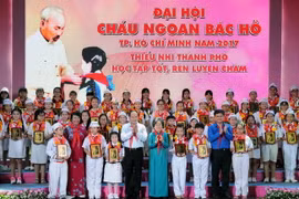 Ông Tất Thành Cang, Phó Bí thư Thường trực Thành ủy Thành phố Hồ Chí Minh trao biểu trưng khen thưởng các gương thiếu nhi tiêu biểu tại Đại hội. (Ảnh: An Hiếu/TTXVN)