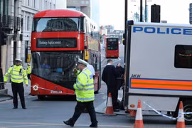  Cảnh sát Anh điều tra tại hiện trường vụ tấn công ở Cầu London ngày 4/6. (Nguồn: EPA/TTXVN)