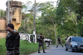 Cảnh sát vũ trang truy lùng các tù nhân bỏ trốn trong vụ bạo loạn tại nhà tù Anisio Jobim ngày 2/1/2017. (Nguồn: AFP/TTXVN)