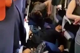 Người bị thương nằm trên sàn máy bay Aeroflot từ Moskva đến Bangkok sau khi máy bay đi vào vùng nhiễu động. (Nguồn: The Sun/TTXVN)
