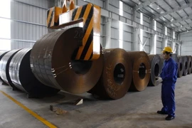 Công nhân SMC Tân Tạo vận chuyển thép cuộn. (Ảnh: Hoàng Hải/TTXVN)