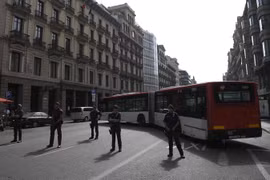 Cảnh sát Tây Ban Nha tăng cường an ninh tại Barcelona ngày 26/8. (Nguồn: AFP/TTXVN)