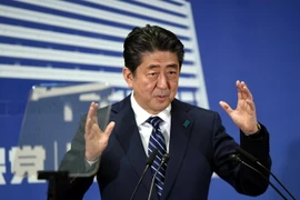 Thủ tướng Nhật Bản Shinzo Abe tại cuộc họp báo ở Tokyo ngày 23/10. (Nguồn: THX/TTXVN)