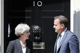 Thủ tướng Anh Theresa May (phải) và Thủ tướng Ireland Leo Varadkar trong cuộc gặp tại London, Anh ngày 19/6. (Nguồn: AFP/TTXVN)