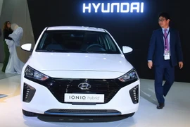  Xe ôtô IONIQ Hybrid của hãng Hyundai được trưng bày tại Triển lãm ôtô Qatar 2017 ở Doha, Qatar ngày 19/4. (Nguồn: THX/TTXVN)