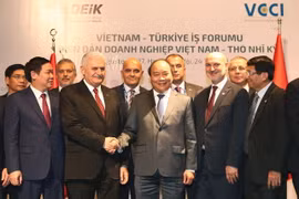 Thủ tướng Nguyễn Xuân Phúc và Thủ tướng Cộng hòa Thổ Nhĩ Kỳ Binali Yildirim đến dự Diễn đàn doanh nghiệp Việt Nam-Thổ Nhĩ Kỳ. (Ảnh: Thống Nhất/TTXVN)