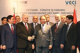 Thủ tướng Nguyễn Xuân Phúc và Thủ tướng Cộng hòa Thổ Nhĩ Kỳ Binali Yildirim đến dự Diễn đàn doanh nghiệp Việt Nam-Thổ Nhĩ Kỳ. (Ảnh: Thống Nhất/TTXVN)