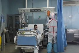 Nhân viên y tế điều trị cho một bệnh nhân bị nhiễm virus H7N9 tại Trung tâm y tế ở Vũ Hán, tỉnh Hồ Bắc, Trung Quốc. (Nguồn: EPA/TTXVN)