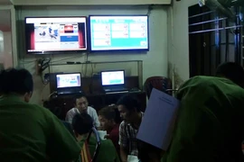 Các đối tượng đánh bạc, cá độ qua Internet trong một đường dây đánh bạc bị công an TP. Hồ Chí Minh bắt giữ. Ảnh minh họa. (Nguồn: TTXVN)