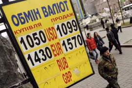 Người dân đi bên ngoài một ngân hàng ở trung tâm thủ đô Kiev. (Nguồn: AFP/TTXVN)