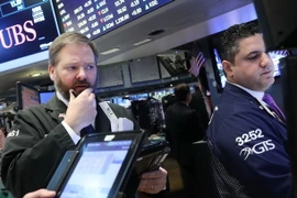 Các giao dịch viên tại sàn chứng khoán New York. AFP/TTXVN