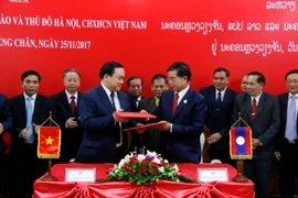 Lãnh đạo hai thành phố đang trao nhau Biên hợp hợp tác. (Ảnh: Phạm Kiên/Vietnam+)