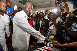 Ứng viên Tổng thống Liberia George Weah bỏ phiếu tại điểm bầu cử ở Monrovia ngày 10/10. (Nguồn: AFP/TTXVN)