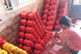 Sơn trang trí, hoàn thiện heo đất. (Ảnh: Huyền Trang/TTXVN)