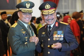 Tổng tư lệnh quân đội Indonesia,Tướng Gatot Nurmantyo (trái) và Cảnh sát trưởng quốc gia Indonesia Badrodin Haiti. (Nguồn: THX/TTXVN)
