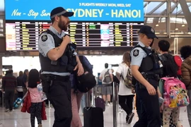  Cảnh sát Australia tuần tra tại sân bay Sydney ngày 30/7 trong bối cảnh an ninh được tăng cường do lo ngại khủng bố. (Nguồn: AFP/TTXVN)