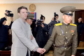 Otto Frederick Warmbier (trái) bị cảnh sát áp giải tới phiên xét xử của Tòa án tối cao Triều Tiên ở Bình Nhưỡng ngày 16/3/2016. (Nguồn: EPA/TTXVN)