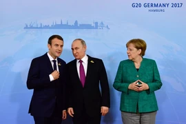 Tổng thống Nga Vladimir Putin (giữa) cùng người đồng cấp Pháp Emmanuel Macron (trái) và Thủ tướng Đức Angela Merkel tại Hội nghị thượng đỉnh G20 ngày 8/7. (Nguồn: AFP/TTXVN)