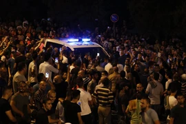 Người Palestine phong tỏa xe của cảnh sát Israel bên ngoài cổng Lion, một lối vào đền thờ Hồi giáo Al-Aqsa ngày 22/7. (Nguồn: AFP/TTXVN)