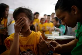 Tiêm vắcxin Dengvaxia phòng bệnh sốt xuất huyết cho học sinh trường tiểu học Parang ở Marikina, phía tây Manila ngày 4/4/2016. (Nguồn: AFP/TTXVN)
