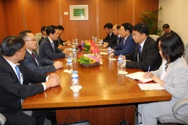 Phó Thủ tướng, Bộ trưởng Ngoại giao Phạm Bình Minh gặp song phương Bộ trưởng Ngoại giao Lào Saleumxay Kommasith. (Ảnh: Vịnh Bình/TTXVN)